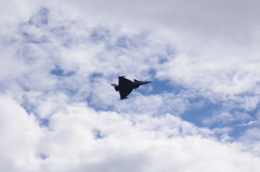低空飛行。観客サービスなんだよなー