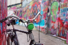 グラフィティー通りの自転車