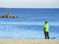 海と釣り人