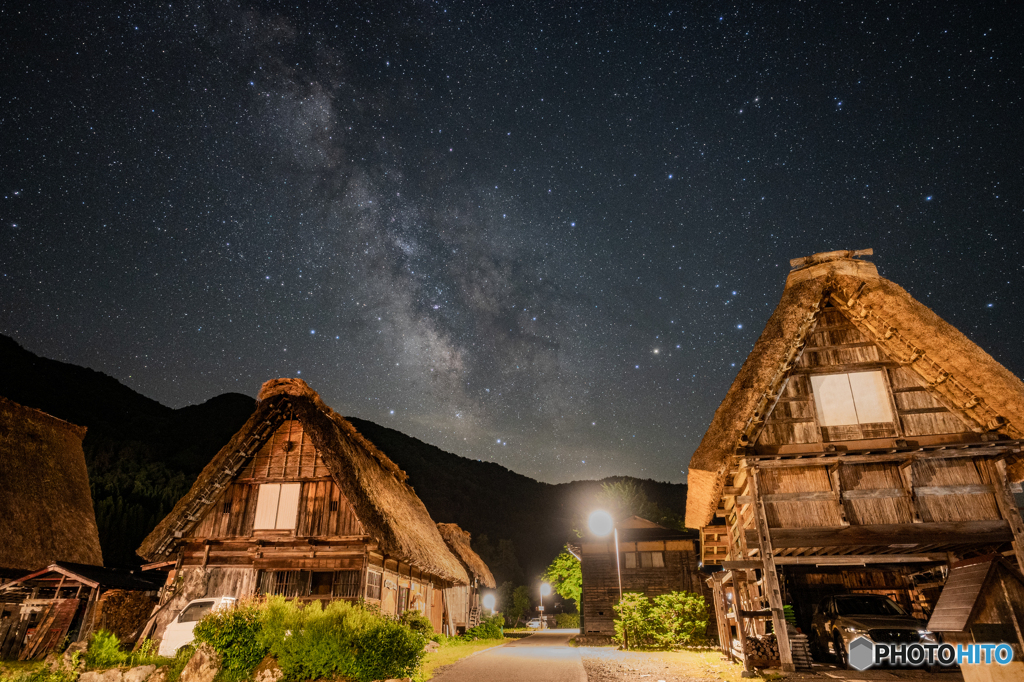 茅葺屋根の上に広がる星空