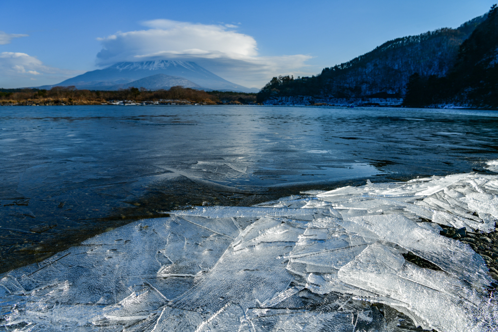 笠雲富士と氷結湖