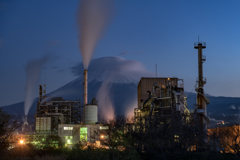 工場夜景と富士山