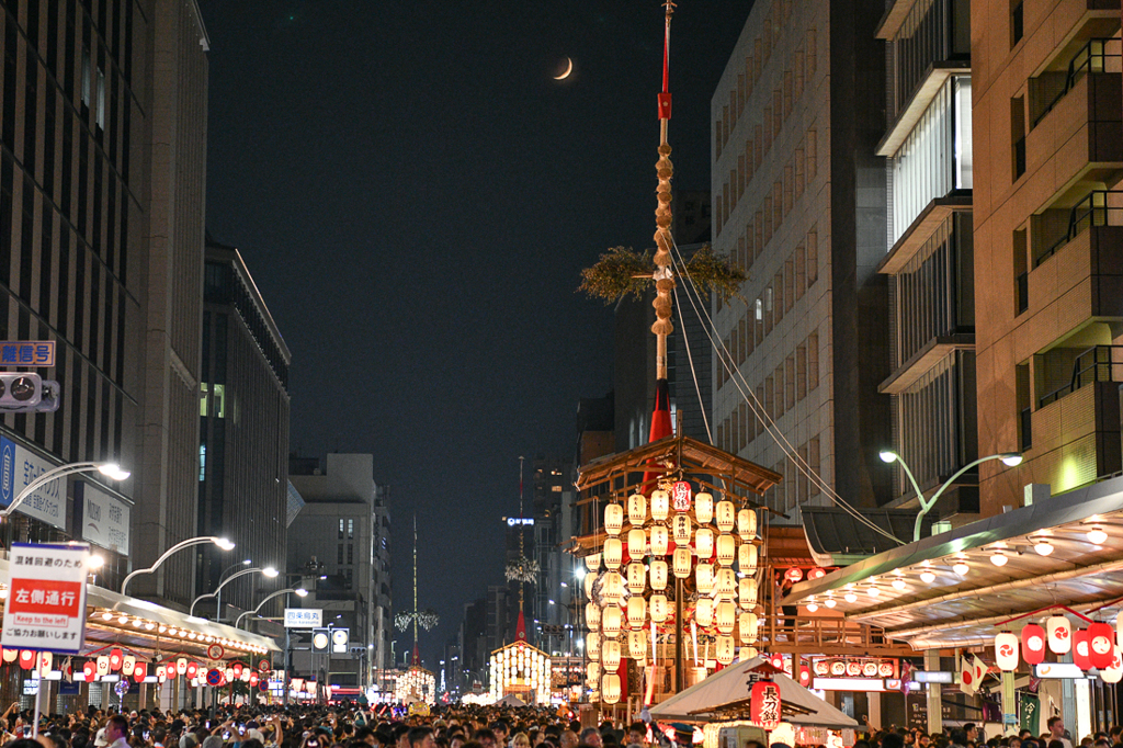 宵宮の夜、三日月と