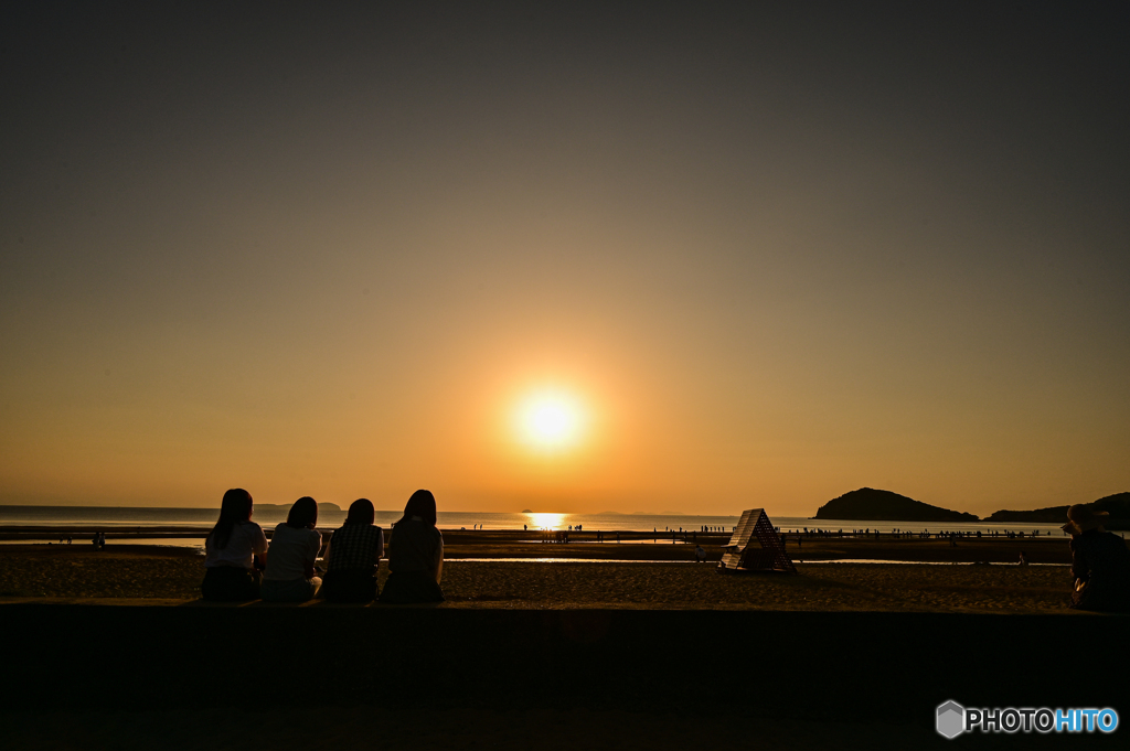 夕陽が沈む浜