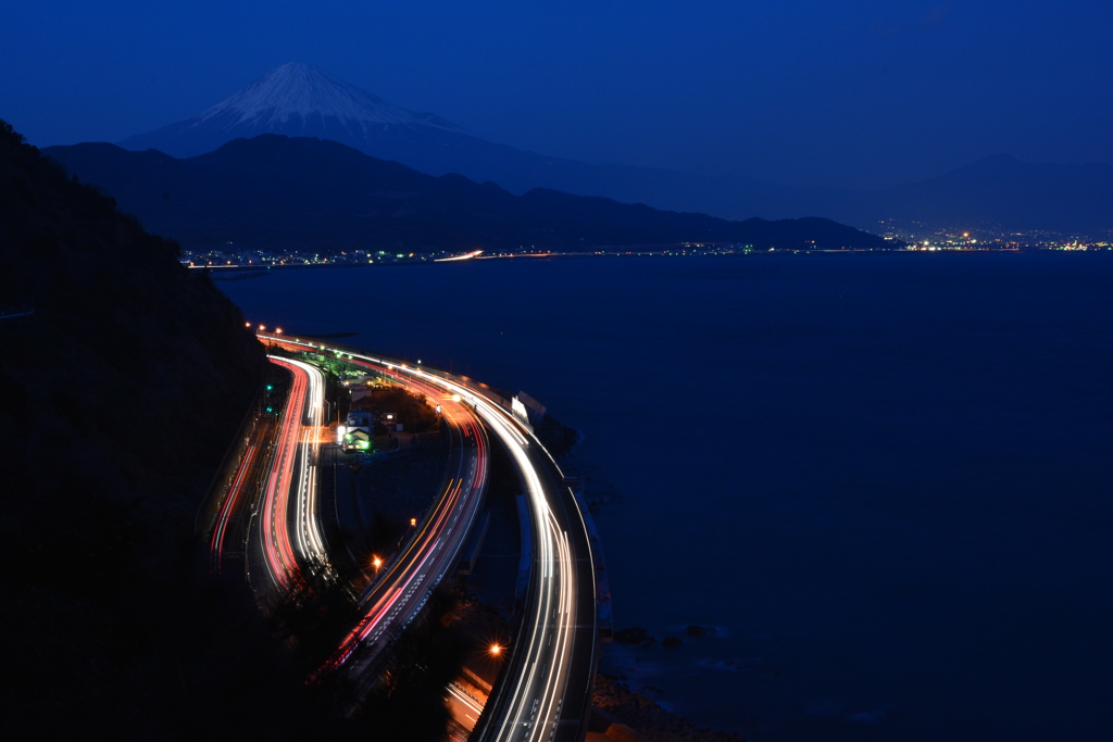 夜の富士と東海道