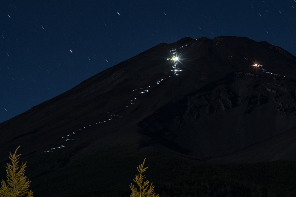 光の登山道