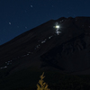 光の登山道