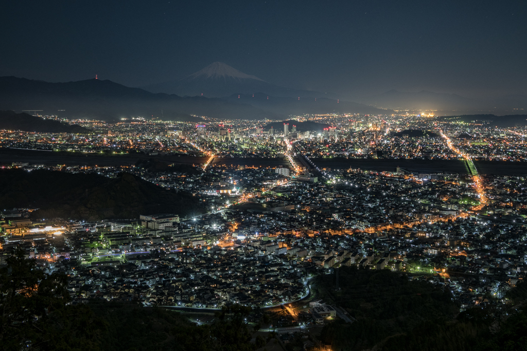 月明かりに浮かぶ深夜の富士