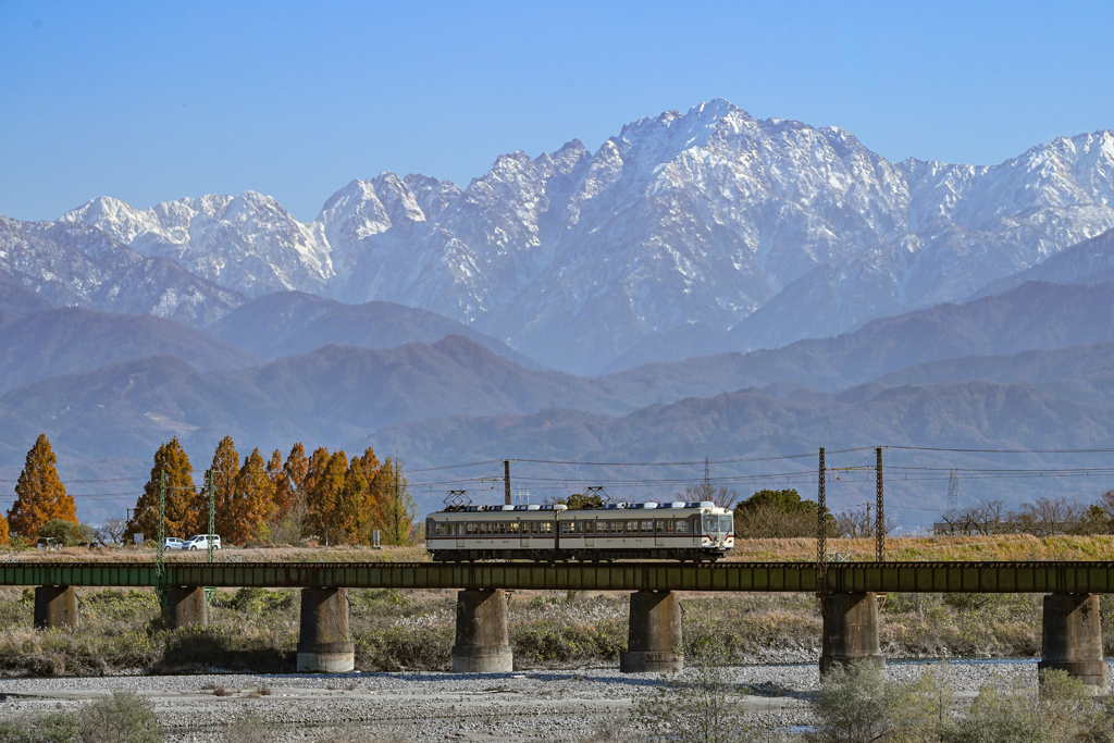立山連峰を背に