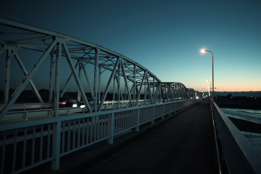 灯りが照らす鉄の橋
