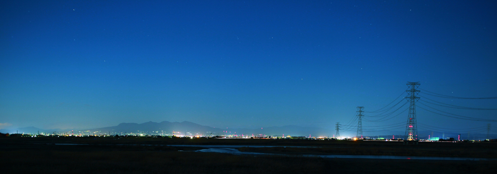 利根川沿いから見る夜の赤城山と群馬の街の灯