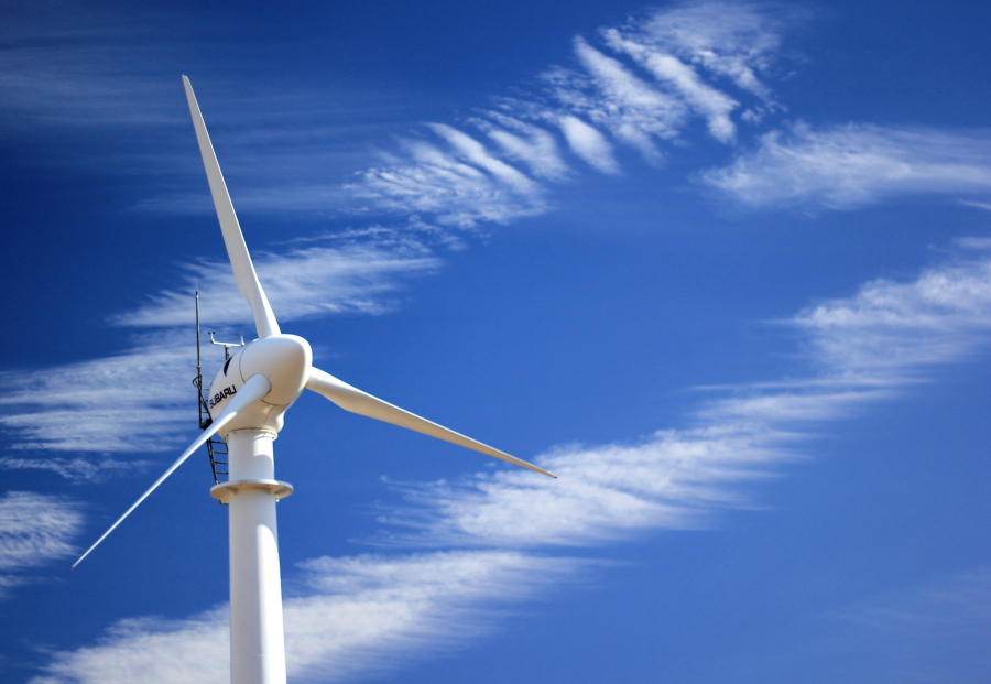 雲のアートを背景に