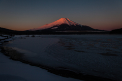 山中湖きらら湖畔からの紅富士