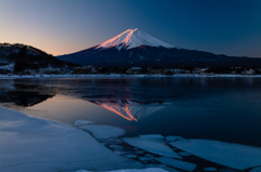 河口湖の紅に染まる富士