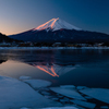 河口湖の紅に染まる富士