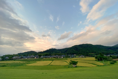雲去る夕暮れ、稲の秋