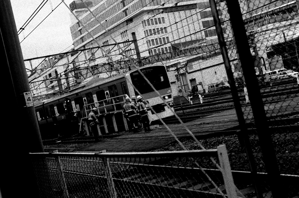 山手線と整備の人　池袋