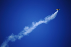 空を斬る