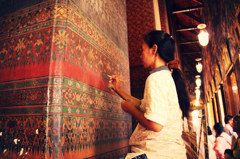 タイ、柱絵を修復する女性