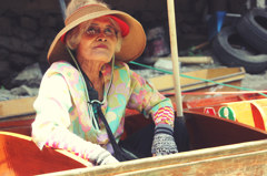 タイ、派手なファッションに身を包むおばあちゃん