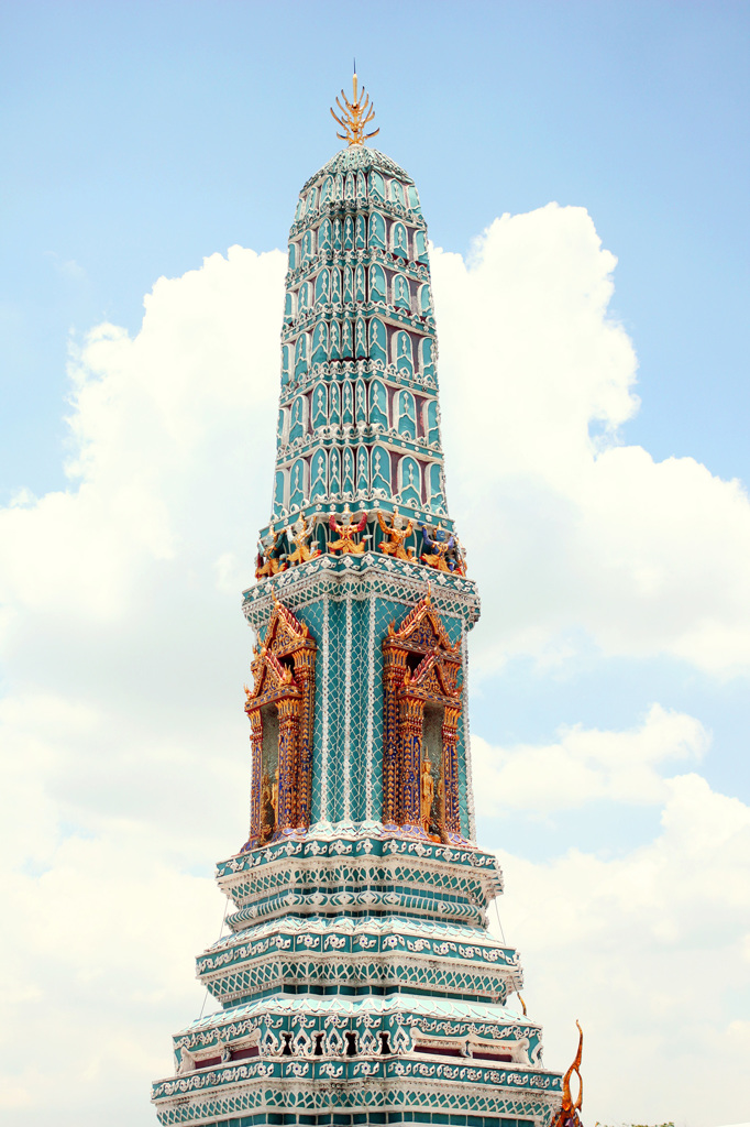 王宮の夏空と寺院