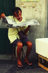 タイ、新聞を読む老人