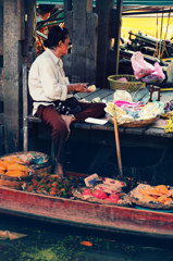 タイ、果物をカットするおばあちゃん