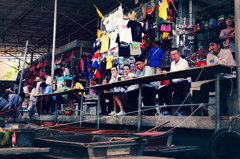 タイ、船着き場で休む人たち