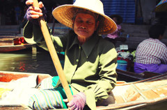 タイ、舟を漕ぐおばあちゃん
