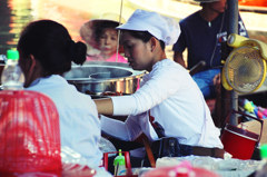 タイ、調理をする女性