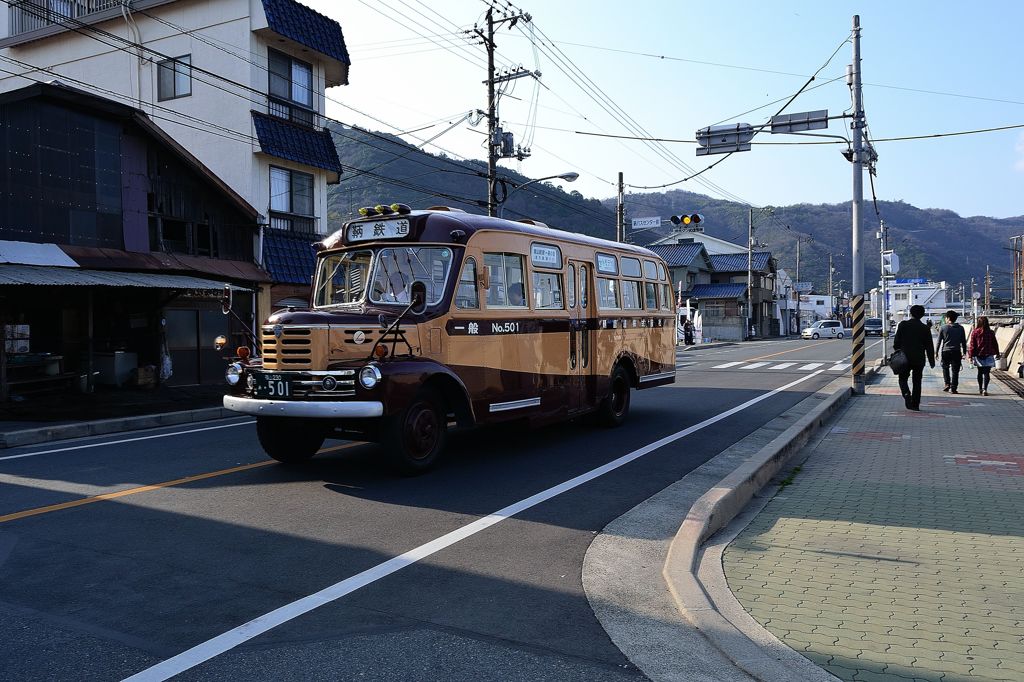 街を行くレトロなバス