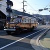 街を行くレトロなバス