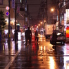 夜の街に吸い込まれ