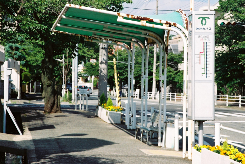 誰もいないバス停