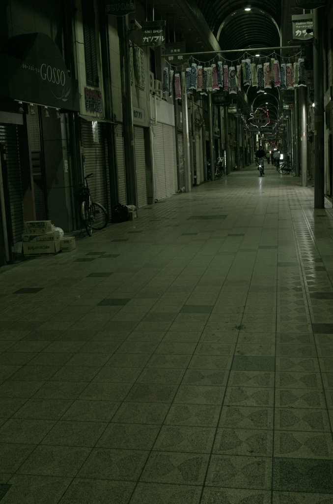 夜を泳ぐ（３）