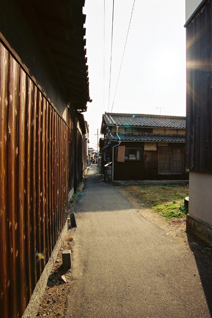 逆光路地