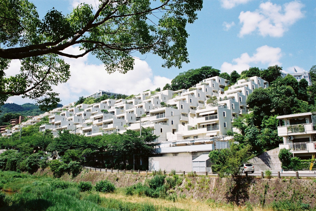 川沿いの階段住宅