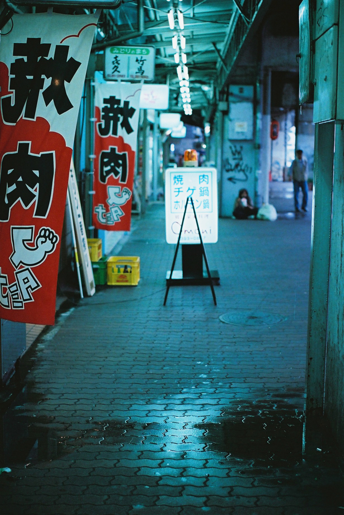 雨の滴る高架下（２）
