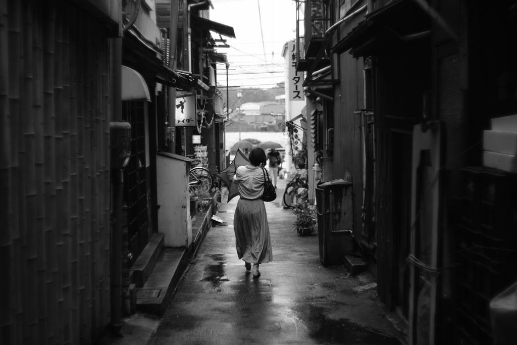 雨の路地裏