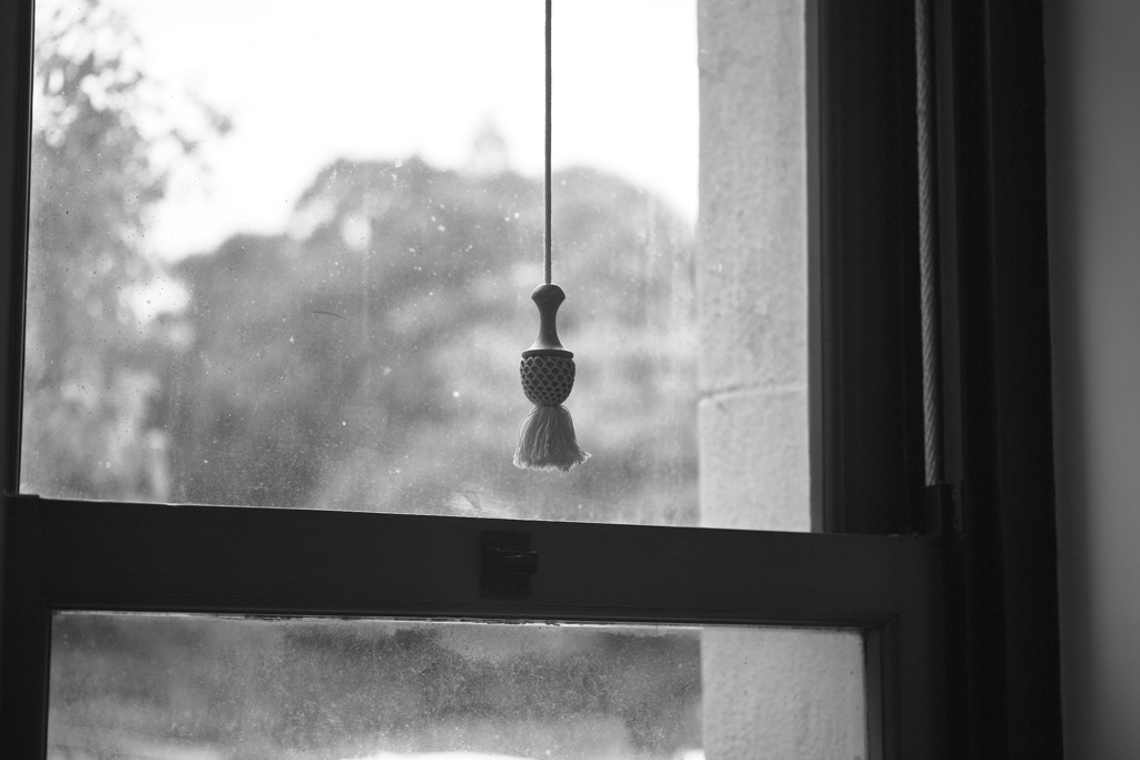 窓の外は雨