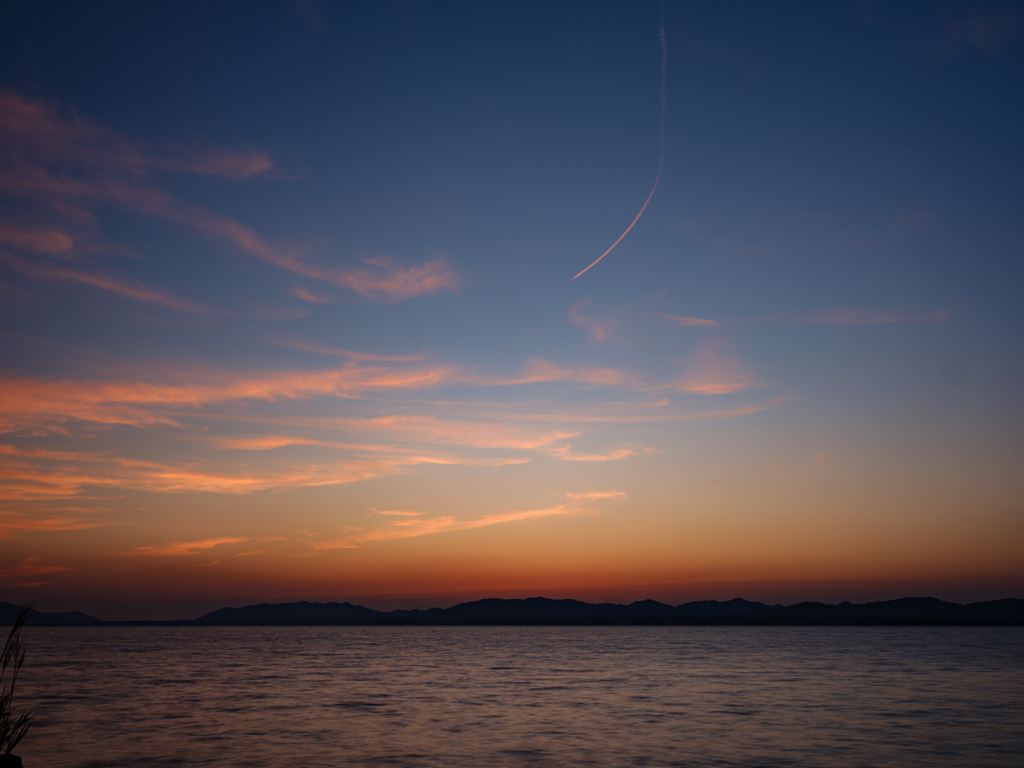 夕焼と飛行機雲