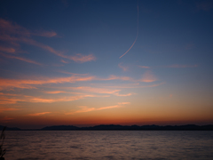 夕焼と飛行機雲