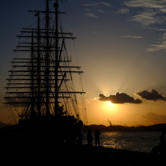 夕陽と帆船
