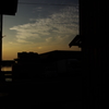 路地裏から見える海と空