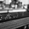 窓越しの自転車