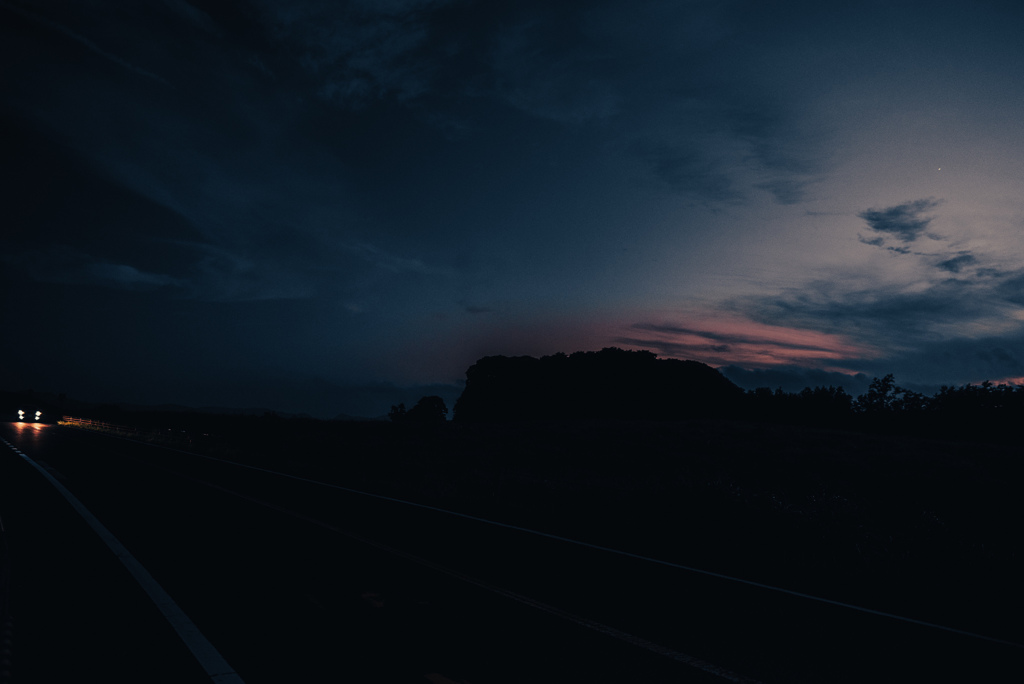 夕闇のワインディングロード