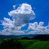 緑の大地と白い雲