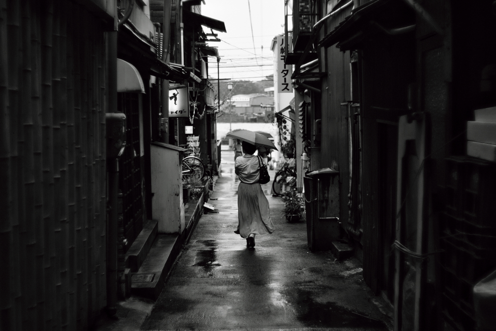 雨の路地