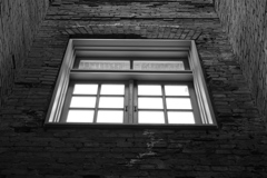 窓と煉瓦