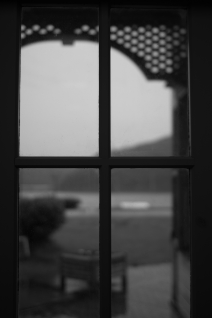 窓の外は雨